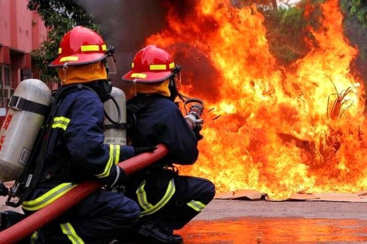 ببینید | آتش زدن یک خودرو در روانسر کرمانشاه ببینید | آتش زدن یک خودرو در روانسر کرمانشاه