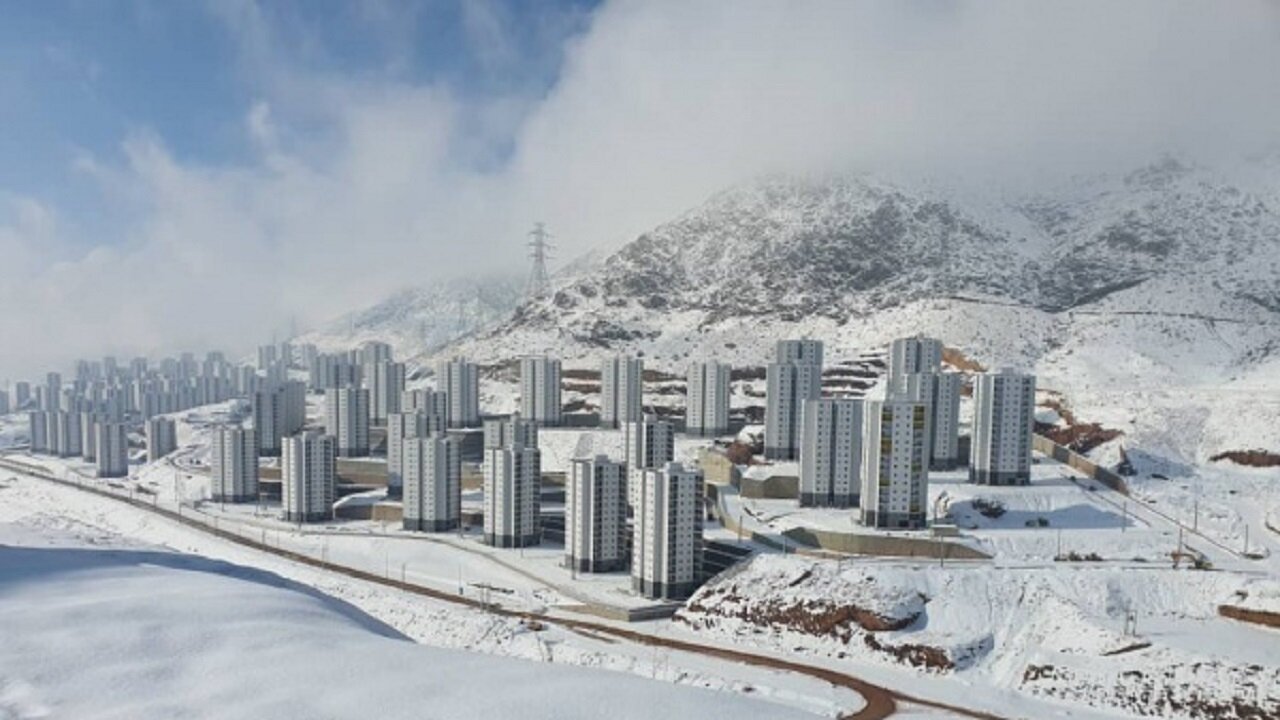 ببینید |  ویدیویی از بارش برف در پردیس